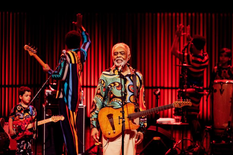 Gilberto Gil var på scenen med masser af børn og børnebørn i mange aldre i Koncerthuset. Inkusive den søde lille fyr med guitaren her. Foto: Nanna Navntoft