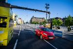   I forbindelse med Tour de France skal der inddrages over 2.000 parkeringspladser i København. Onsdag blev der fjernet biler på Islands Brygge, hvor en Mini var sekunder fra at blive slæbt væk.   Foto: Martin Sylvest/Ritzau Scanpix