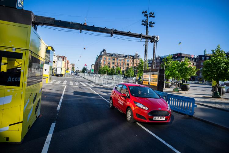   I forbindelse med Tour de France skal der inddrages over 2.000 parkeringspladser i København. Onsdag blev der fjernet biler på Islands Brygge, hvor en Mini var sekunder fra at blive slæbt væk.   Foto: Martin Sylvest/Ritzau Scanpix