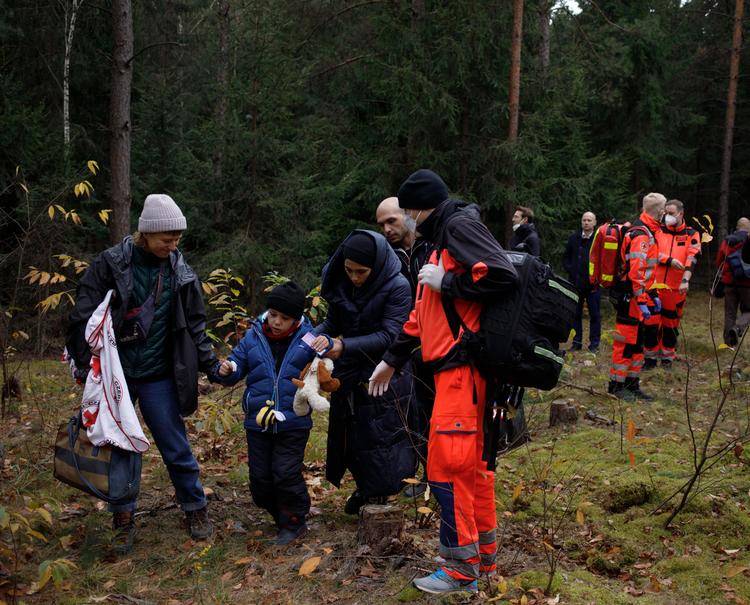     Krynki, Podlasie region, Poland, 23.10.2021:  Family in the car on the way to the cemetery, by the entrance to the town inside the zone closed due to the state of emergency. Thousands of illegal migrants are crossing the border from Belarus, pushed through border to Poland, in an attempt by Belarussian dictator Lukashenko to punish neighbouring country for support of pro-democratic movement against his rule.  (Photo by Piotr Malecki)   Foto: Piotr Malecki/Piotr Malecki