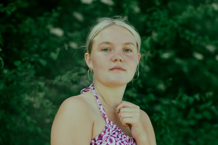 Inga Þórhallsdóttir skulle have været på Roskilde med sine gymnasievenner. Det var i 2020. I dag er hun af sted med sine venner fra højskole. Foto: Katrine Hørup Noer