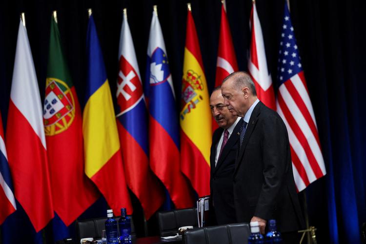 Tyrkiets præsident, Recep Tayeb Erdogan, og udenrigsminister Mevlut Cavusoglu til Nato-topmøde i Madrid. De sagde ja til svensk og finsk medlemskab af alliancen og kom hjem med moderniseret flyvevåben. Foto: Nacho Doce/Ritzau Scanpix