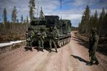 Det er to stærke militærmagter, Nato får som medlemmer, når Finland og Sverige nu bliver en del af alliancen. Ikke mindst det finske forsvar med en mobiliseringsstyrke på op mod 300.000 soldater er en stor modstander for enhver angriber. Her er finske soldater på øvelse ved Rovanjemi tæt på polarcirklen.
      Foto: Stoyan Nenov/Ritzau Scanpix