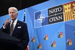 En selvsikker amerikansk præsident Joe Biden havde både flere soldater, kampfly og krigsskibe med til topmødet. Biden og generalsekretær Stoltenberg cementerede billedet af et nyt, muskelsvulmende og enigt Nato. Foto: Brendan Smialowski/Ritzau Scanpix