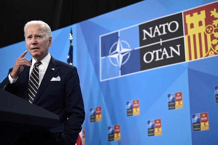En selvsikker amerikansk præsident Joe Biden havde både flere soldater, kampfly og krigsskibe med til topmødet. Biden og generalsekretær Stoltenberg cementerede billedet af et nyt, muskelsvulmende og enigt Nato. Foto: Brendan Smialowski/Ritzau Scanpix