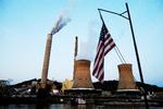 En båd sejler forbi et kulkraftværk ved Ohio River i West Virginia. Delstaten har en stor kulindustri og står bag det søgsmål, hvor USA's højesteret har tilføjet et hårdt slag mod præsident Bidens klimapolitik. Foto: Brian Snyder/Ritzau Scanpix
