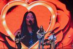 Kacey Musgraves ryddede stort set alle hylder i Grammy-butikken i 2018 og er en giga popstjerne i USA. På Roskilde Festival var interessen for at se hende dog ikke synderlig stor. Foto: Politiken