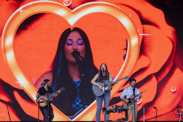 Kacey Musgraves ryddede stort set alle hylder i Grammy-butikken i 2018 og er en giga popstjerne i USA. På Roskilde Festival var interessen for at se hende dog ikke synderlig stor. Foto: Politiken
