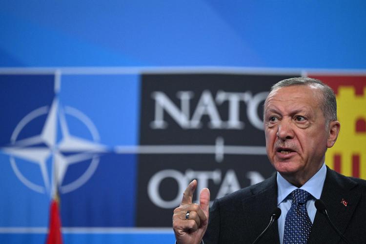 Præsident Erdogan på torsdagens pressemøde i Madrid, hvor han truede med igen at blokere for svensk og finsk optagelse i Nato.  Foto: Gabriel Bouys/Ritzau Scanpix