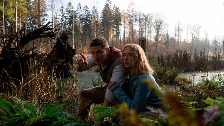 'The Rain' med Mikkel Boe Følsgaard og Alba August i hovedrollerne var den første danske tv-serie, som var produceret af Netflix. Som konsekvens af rettighedsaftalen meddelte Netflix dog, at streamingtjenesten ville indstille al produktion af danske film og tv-serier. Foto: Henrik Ohsten/Netflix