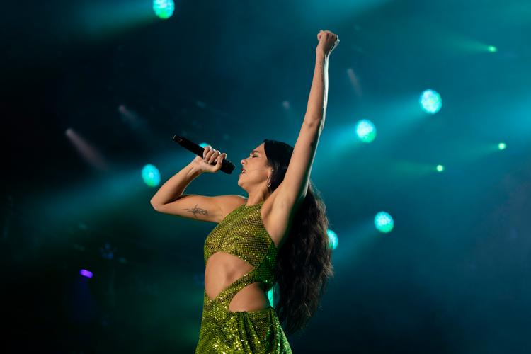 Dua Lipa trak et kæmpe publikum, da hun gav koncert torsdag aften på Orange scene.   Foto: Tilde Døssing Tornbjerg