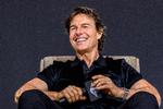 Tom Cruise skruer op for det berømte smil ved et pressearrangement i forbindelse med premieren på ’Top Gun: Maverick’ i Seoul.  Foto: Anthony Wallace/Ritzau Scanpix