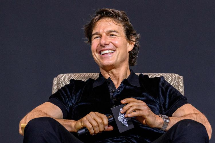 Tom Cruise skruer op for det berømte smil ved et pressearrangement i forbindelse med premieren på ’Top Gun: Maverick’ i Seoul.  Foto: Anthony Wallace/Ritzau Scanpix