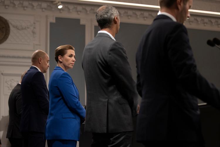 Mette Frederiksen var sammen med flere af sine ministre, da hun prøvede at forsvare sig mod Minkkommissionens kritik. Foto: Finn Frandsen