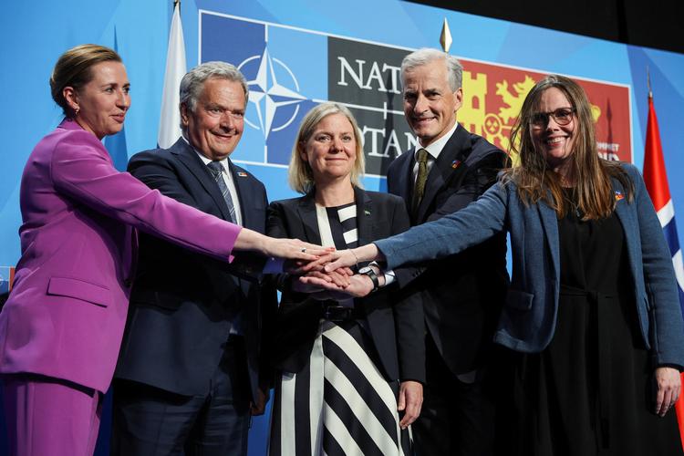 På Nato-topmødet i Madrid i den forgangne uge blev det vedtaget at optage Sverige og Finland i alliancen. Her ses statsminister Mette Frederiksen sammen med Finlands præsident Sauli Niinisto, Sveriges statsminister Magdalena Andersson, Norge statsminister Jonas Gahr Støre og Islands statsminister Katrin Jakobsdottir. Foto: Nacho Doce/Ritzau Scanpix