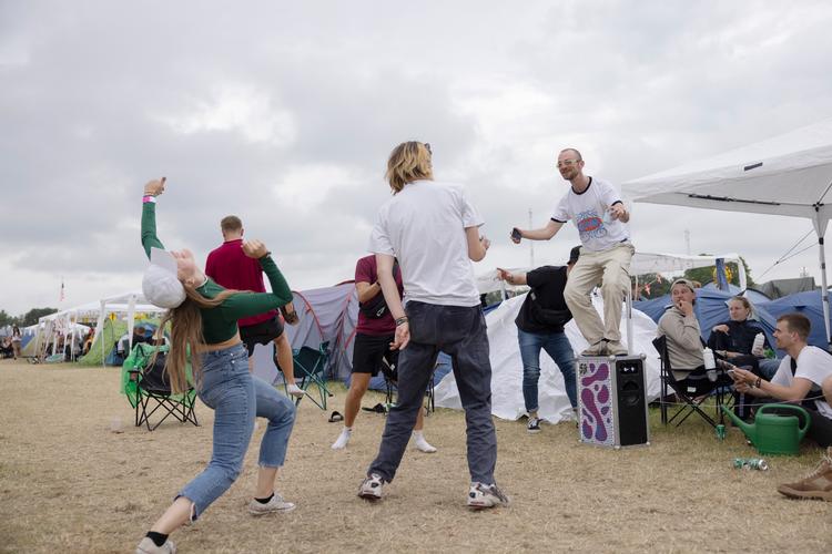 Der er fest og glade mennesker på Roskilde. Men der er også køer, dårligt vejr og underlige lugte. Så hvorfor gør vi egentlig det her mod os selv - helt frivilligt?  Foto: Tilde Døssing Tornbjerg