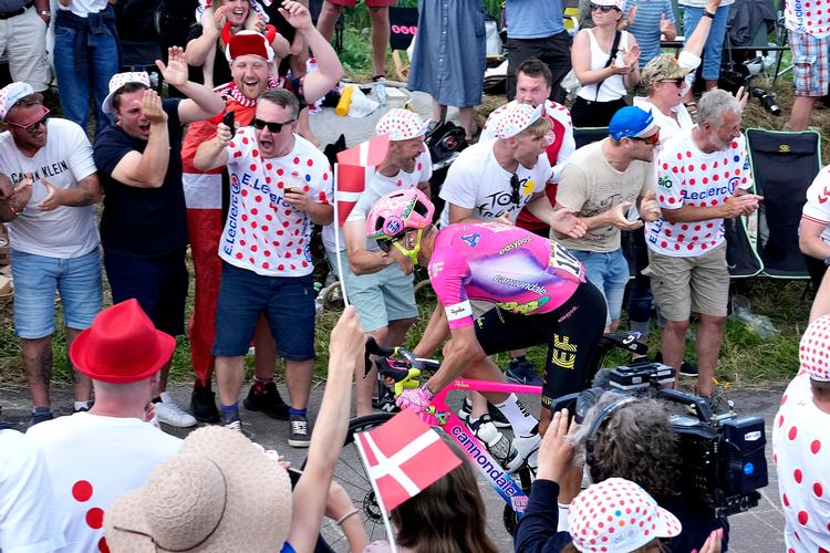 Magnus Cort vinder her på Asnæs Indelukke den første af de tre bjergspurter på 2. etape i Tour de France. Foto: Keld Navntoft/Ritzau Scanpix