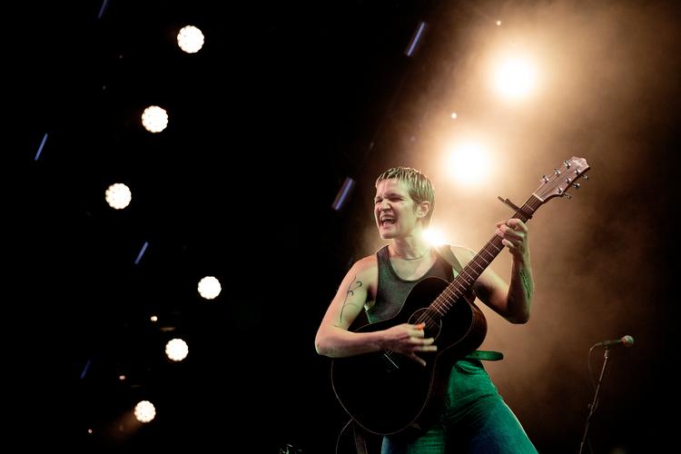 Adrienne Lenker spillede guitar og sang, så stemmebånd og guitar var spændt hårdt op fra de blottede hjertestrenge. Foto: Peter Hove Olesen