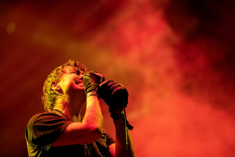 Julian Casablancas var ingen Jim Morrison på Orange Scene, men lørdag nat ville han gerne være det. Foto: Peter Hove Olesen