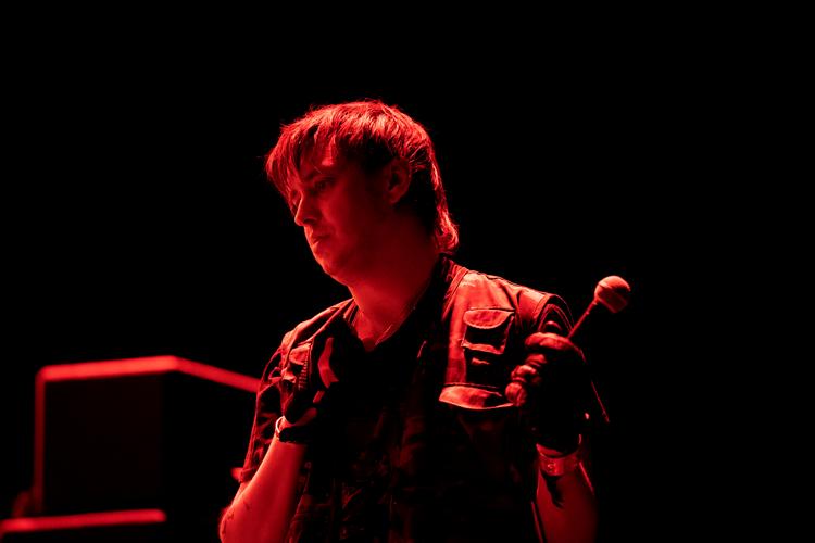 29 minutter for sent gik The Strokes endelig på. Men mange festivalgæster holdt ikke koncerten ud, for den var en stor skuffelse, skriver flere anmeldere. Foto: Peter Hove Olesen