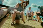At tømme en ølbong er en af de mest populære fritidssysler i Roskilde-lejrene. Men festivalen ønsker en mere afdæmpet drukkultur. Foto: Katrine Hørup Noer