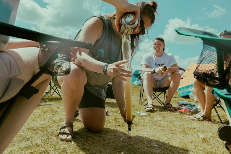 At tømme en ølbong er en af de mest populære fritidssysler i Roskilde-lejrene. Men festivalen ønsker en mere afdæmpet drukkultur. Foto: Katrine Hørup Noer