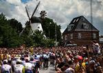 Ved Dybbøl Mølle nær Sønderborg var der - som så mange andre steder på tredje etape - enormt mange danskere, der heppede på Tour de France-feltet. Foto: Marco Bertorello/Ritzau Scanpix