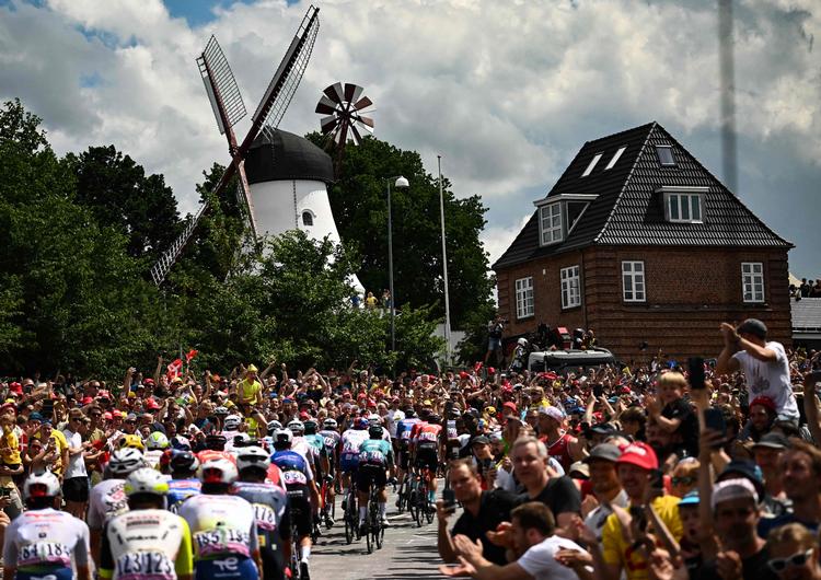 Ved Dybbøl Mølle nær Sønderborg var der - som så mange andre steder på tredje etape - enormt mange danskere, der heppede på Tour de France-feltet. Foto: Marco Bertorello/Ritzau Scanpix