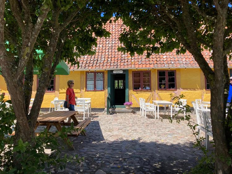 Den lange lodsoldermand-bygning har flere 'luger' - en med bar, en med is og én ind til køkkenet. Foto: Birgitte Kjær