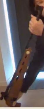 Et skærmbillede af den riffel, den formodede gerningsmand fremviste på en youtubevideo, som han lagde ud på internettet et døgns tid inden skudangrebet. 