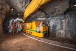  Radonterapien foregår dybt inde i bjerget, og et lille tog kører de 2 kilometer ind til minegangene, hvor de forskellige behandlingssteder er.  Foto: Steinbauer-Photography.com