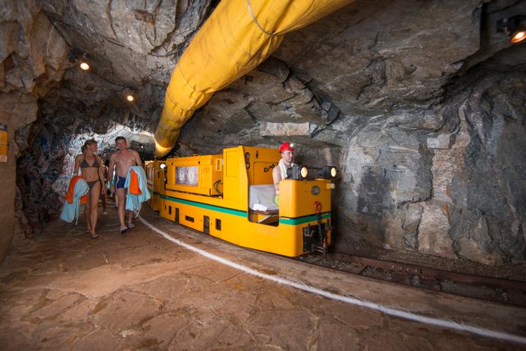  Radonterapien foregår dybt inde i bjerget, og et lille tog kører de 2 kilometer ind til minegangene, hvor de forskellige behandlingssteder er.  Foto: Steinbauer-Photography.com