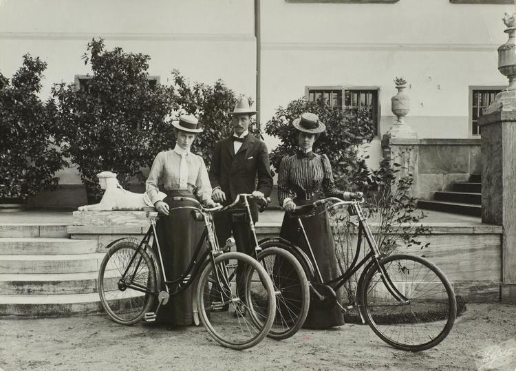 Den senere kong Christian X havde svært ved at lære at 'cicle', som det hed.  Han poserer her med to kvinder, som vi desværre ikke kan finde navnene på, men de er uden tvivl meget betydningsfulde. Foto: Elfelt Foto: Elfelt