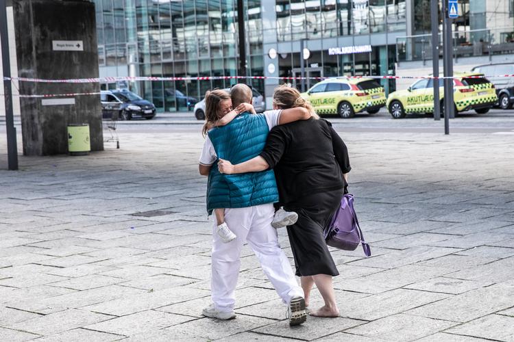 TV 2 og DR får kritik af live-dækningen fra skyderiet i Field's. Især interview med chokerede øjenvidner, bliver kritiseret. Foto: Ólafur Steinar Rye Gestsson/Ritzau Scanpix