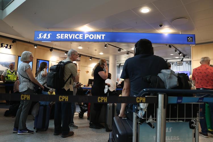 Der er lang kø til SAS' service point i Københavns lufthavn mandag middag.  Foto: Finn Frandsen