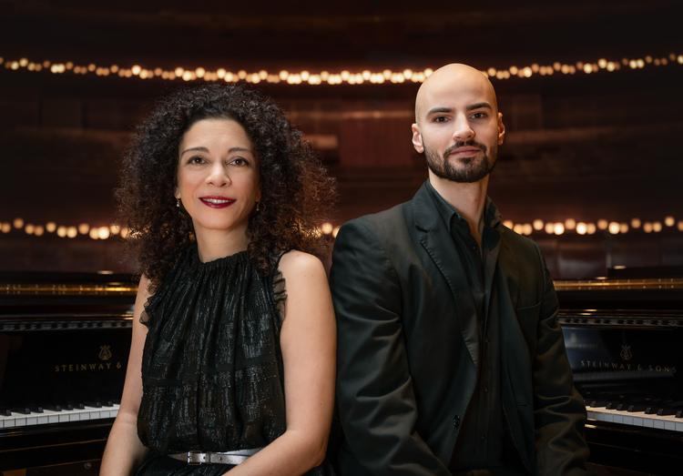 Pianisterne Marianna Shirinyan og Dominik Wizjan er langt inde i Rakhmaninovs følsomme univers på deres nye fælles album. Foto: Julia Severinsen