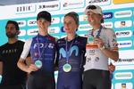 Dagens tre lykkejægere med vinderen Annemiek van Vleuten i modten flankeret af Marta Cavalli (t.v) og Mavi Garcia., Foto: Giro d'Italia donne. 