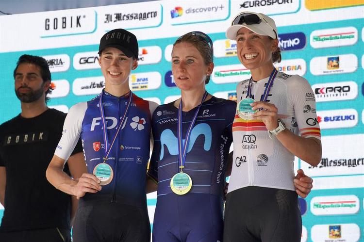 Dagens tre lykkejægere med vinderen Annemiek van Vleuten i modten flankeret af Marta Cavalli (t.v) og Mavi Garcia., Foto: Giro d'Italia donne. 