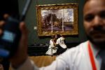 'The Hay Wain' hedder maleriet på Londons National Gallery, der i går fik et påhæng i form af to fastlimede aktivister.  Foto: Carlos Jasso/Ritzau Scanpix