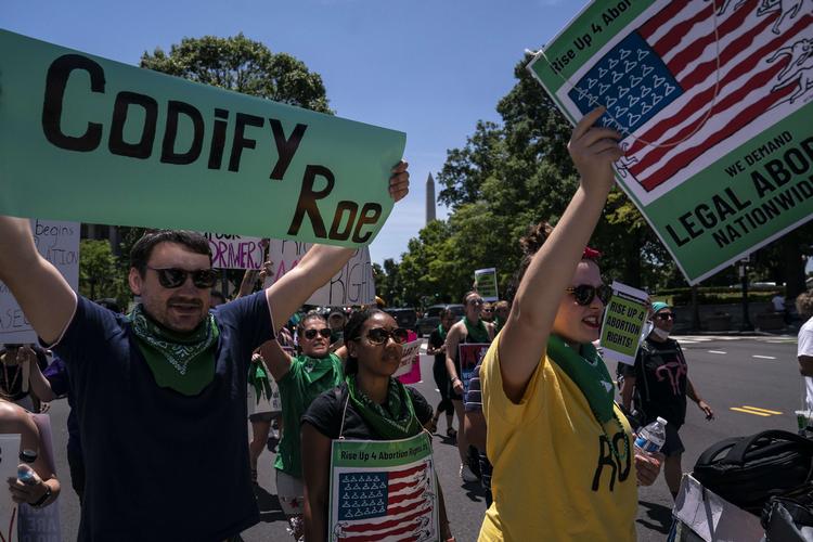 WASHINGTON, DC - JULY 04: Abortion-rights activists march near the White House during a rally on July 4, 2022 in Washington, DC. Protests continued across the country following the Supreme Courts decision overturning Roe v. Wade at the end of June. Nathan Howard/Getty Images/AFP == FOR NEWSPAPERS, INTERNET, TELCOS &amp; TELEVISION USE ONLY == Foto: Nathan Howard/Ritzau Scanpix