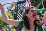     Demonstrationer for retten til abort fandt sted overalt i USA på Uafhængighedsdagen 4. juli. Et flertal af amerikanerne støtter dem. Men et flertal i Højesteret og måske snart i Kongressen repræsenterer værdier, der er milevidt fra europæiske på en lang række områder. Arkivfoto Nathan Howard