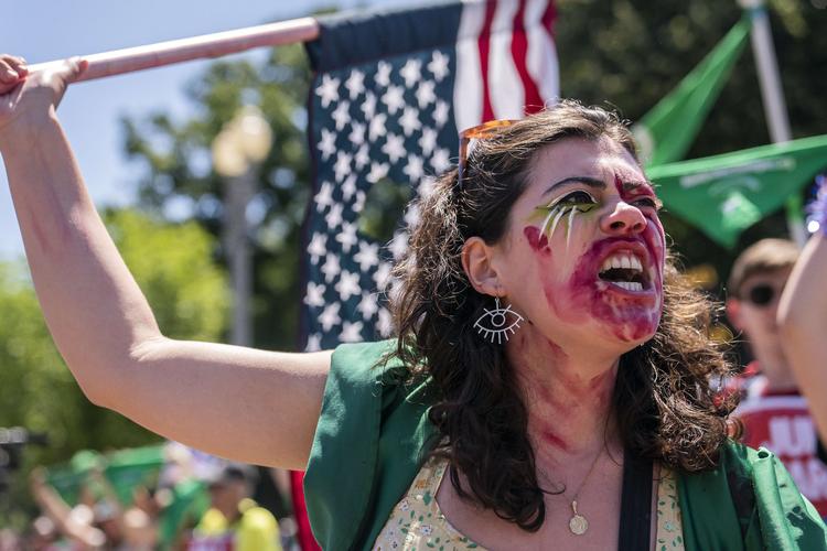     Demonstrationer for retten til abort fandt sted overalt i USA på Uafhængighedsdagen 4. juli. Et flertal af amerikanerne støtter dem. Men et flertal i Højesteret og måske snart i Kongressen repræsenterer værdier, der er milevidt fra europæiske på en lang række områder. Arkivfoto Nathan Howard