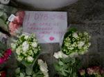 Der er lagt blomster og breve foran indkøbscenteret, hvor tre blev skudt af en tilsyneladende sindsforvirret person søndag eftermiddag. Foto: Miriam Dalsgaard