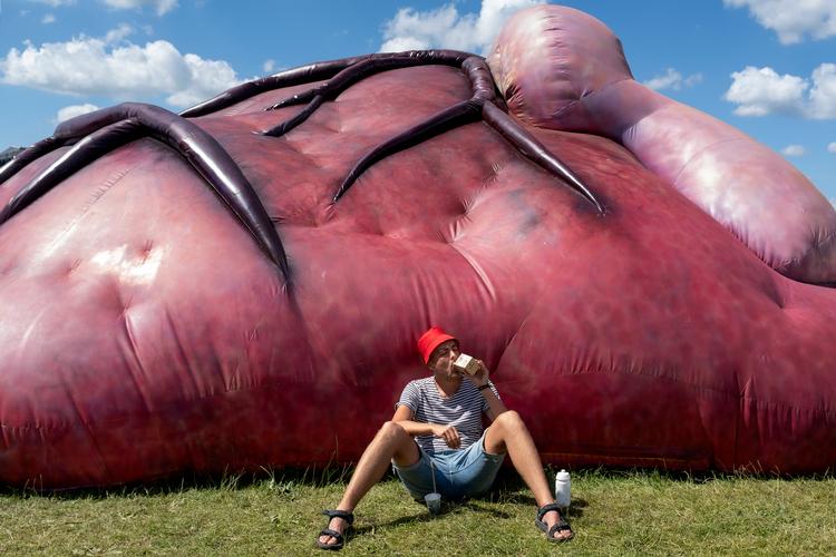 Lidt kold mælk op ad en moderkage-skulptur på årets Roskilde Festival.

 Foto: Peter Hove Olesen