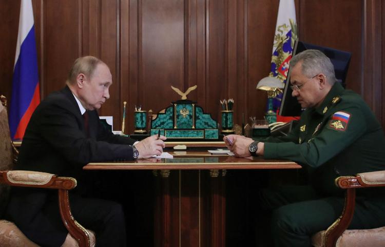 Mens amerikanerne fejrede deres uafhængighedsdag 4. juli, drøftede Ruslands præsident Putin og hans forsvarsminister, Sergej Sjojgu, krigen i Ukraine. Og de vil ikke siges imod.  Foto: Mikhail Klimentyev/Ritzau Scanpix