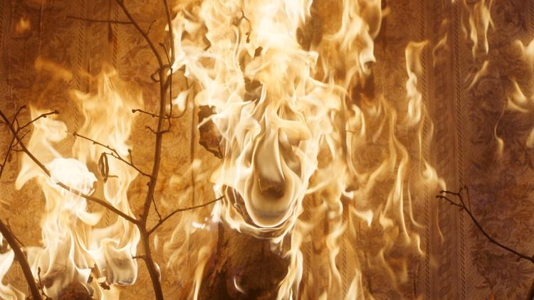 I Vajiko Chachkhianis video ’The Warm Winter Sun’ bliver en brand påsat. Et gammelt, faldefærdigt hus går op i flammer og forsvinder nærmest for øjnene af os – og af den mand, der har sluppet ilden løs. Hans motiv for branden kender vi ikke. Men vi ved fra konteksten, at han har haft et.   
