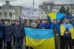 'Kherson er Ukraine', står der på protestskiltet, deltagere i en demonstration mod den russiske besættelse har gennemført i Kherson. Arkivfoto. Foto: Olexandr Chornyi/Ritzau Scanpix
