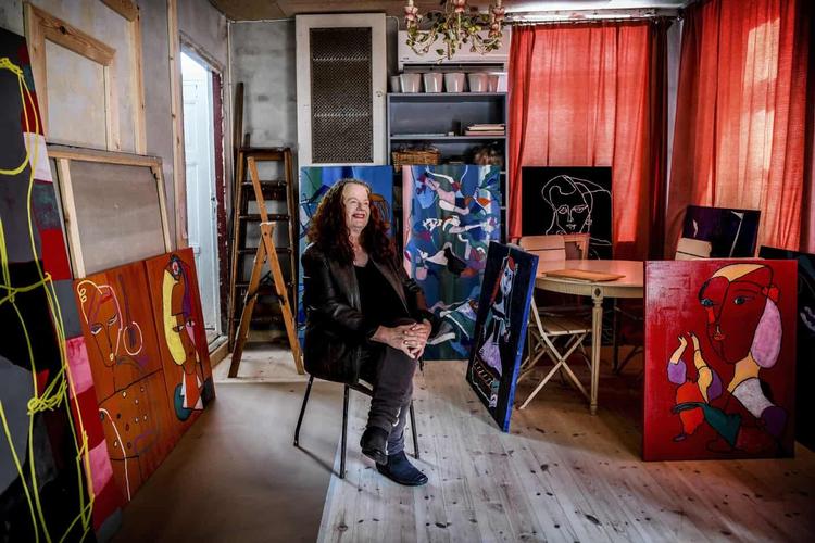 I Barcelona fandt Bentemarie Kjeldbæk den inspiration, der har givet hendes kunst farvekraft og livsnært indhold. Foto: Galleri Sandberg
