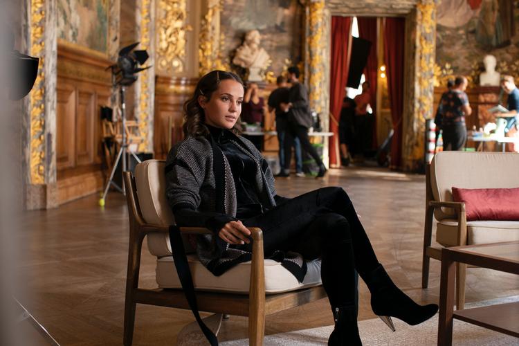 Alicia Wikander er klatretyv og snigmorder i 'Irma Vep'. 