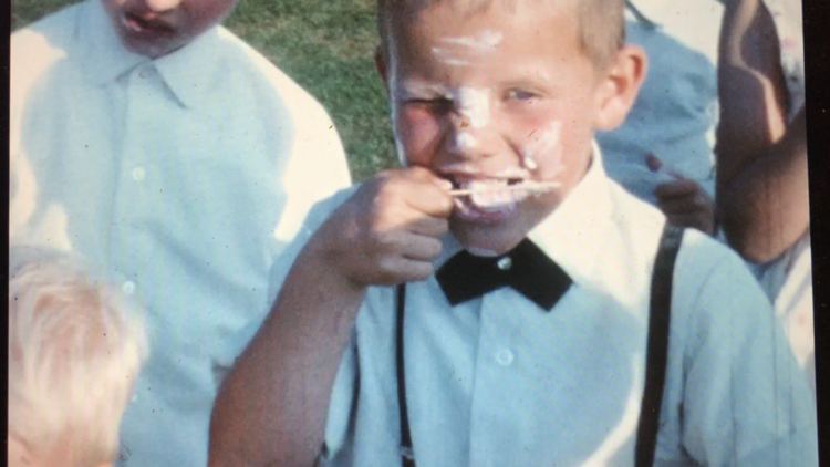 Klumnisten anno 1966. Med butterfly og seler og is i hovedet. Privatfoto. 